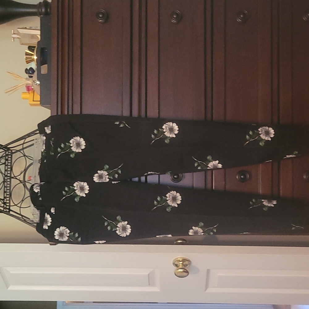 Sloan black pants / White flowers
